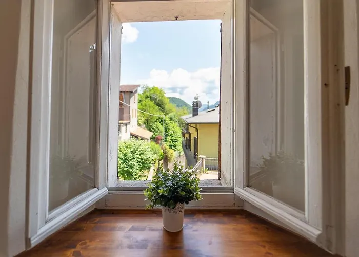 Rustic In The Heart Of The Val D'intelvi Апартаменты *